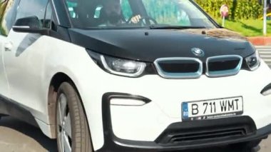 BUCHAREST, ROMANIA - 20 Ekim 2020: modern BMW i3 elektrikli araba şehir merkezinde yolda gidiyor. Sıfır emisyon aracının yakın görüntüsü. Ekoloji fikri