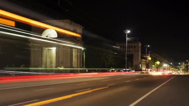 Timelapse de carros em movimento à noite em frente ao arco triunfal. Chisinau, Moldávia — Vídeo de Stock
