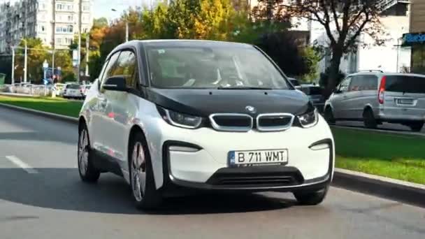 Bucharest Rumunia Październik 2020 Nowoczesny Samochód Elektryczny Bmw Jadący Ulicą — Wideo stockowe