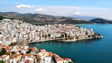 Kavala 'nın havadan görünüşü, bir sürü bina, Ege kıyıları, uzaktaki yeşil tepeler, Yunanistan