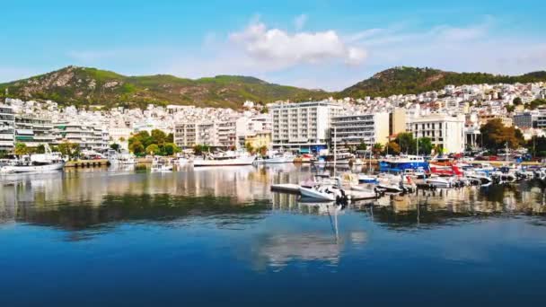 KAVALA, GREECE - SEPTEMBER 23, 2020: Aerial view of sea port, moored yachts and boats, cars on the road, green hills — Stock Video