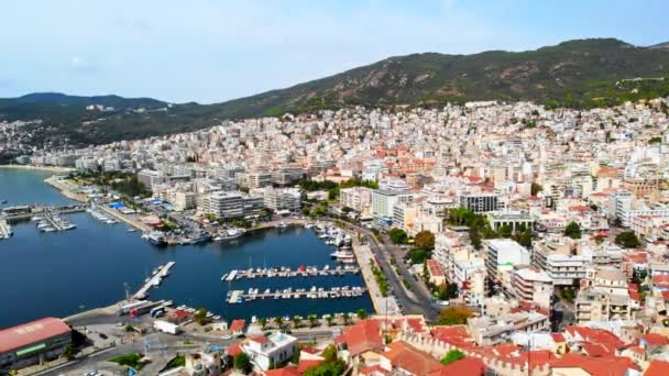 Вид с воздуха на Кавала, много зданий, побережье Эгейского моря, морской порт, зеленые холмы вдали, Греция — стоковое видео