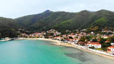 Ege kıyısı Thassos 'un havadan görünüşü, binalar, plaj, arka planda tepeler, Yunanistan