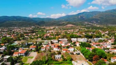 Asprovalta Panoraması 'nda birden fazla bina ve yeşillik var, arka planda yeşil tepeler. Ege kıyısı. Güneşli bir gün. Yunanistan