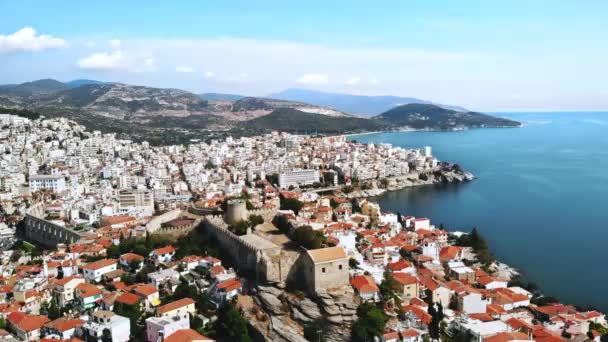 Vista aérea de Kavala, muitos edifícios, costa do mar Egeu, porto marítimo, forte antigo, colinas verdes na distância, Grécia — Vídeo de Stock