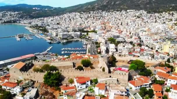 Vista aérea de Kavala, muitos edifícios, costa do mar Egeu, porto marítimo, forte antigo, colinas verdes na distância, Grécia — Vídeo de Stock