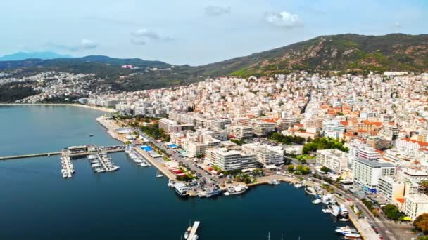 Вид с воздуха на Кавала, много зданий, побережье Эгейского моря, морской порт, зеленые холмы вдали, Греция — стоковое видео