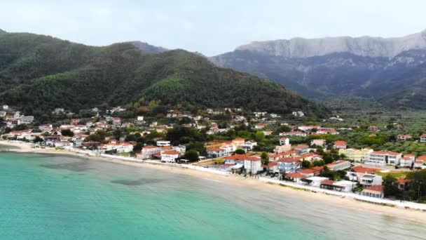 Vista aérea da costa do mar Egeu de Thassos, edifícios, praia, colinas no fundo, Grécia — Vídeo de Stock