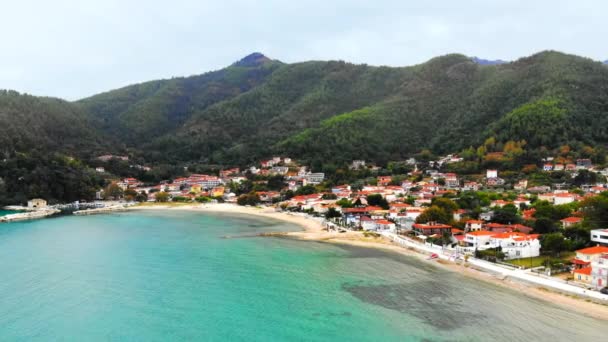 Flygfoto över Egeiska havet kusten i Thassos, byggnader, strand, kullar på bakgrunden, Grekland — Stockvideo