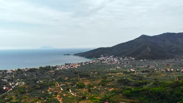 Pemandangan udara pantai laut Aegea Thassos, bangunan, hijau, laut sxpanse di latar belakang, Yunani — Stok Video