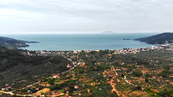 Вид с воздуха на побережье Эгейского моря Тассоса, здания, зеленые насаждения, морской пейзаж на фоне, Греция — стоковое видео