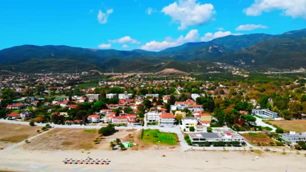 Asprovalta Panoraması 'nda birden fazla bina ve yeşillik var, arka planda yeşil tepeler. Ege kıyısı. Güneşli bir gün. Yunanistan — Stok video