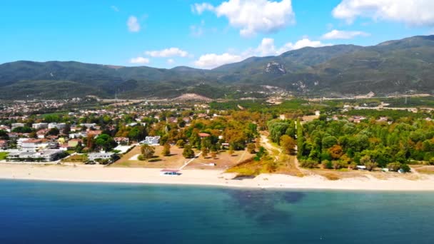 Panorama de la Asprovalta con múltiples edificios y vegetación, verdes colinas en el fondo. Costa del mar Egeo. Día soleado. Países Bajos — Vídeo de stock