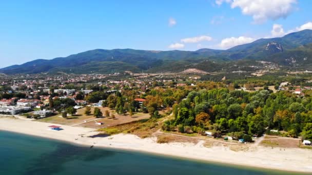 Panorama da Asprovalta com vários edifícios e vegetação, colinas verdes no fundo. Costa do mar Egeu. Dia ensolarado. Grécia — Vídeo de Stock