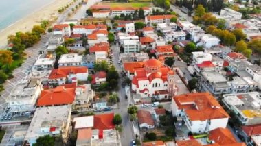 Birden fazla binası olan Asprovalta Panoraması, binaların arasında Aziz George Kilisesi. Ege kıyısı. Güneşli bir gün. Yunanistan