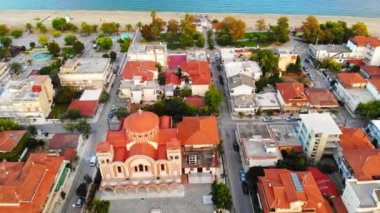 Birden fazla binası olan Asprovalta Panoraması, binaların arasında Aziz George Kilisesi. Ege kıyısı. Güneşli bir gün. Yunanistan