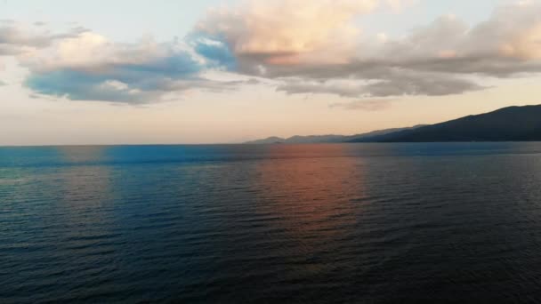 Expansão do mar Egeu com colinas à distância, por do sol, Grécia — Vídeo de Stock