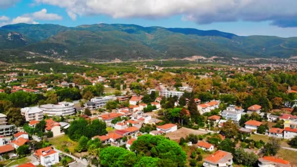 Panorama de la Asprovalta con múltiples edificios y vegetación, verdes colinas en el fondo. Costa del mar Egeo. Día soleado. Países Bajos — Vídeo de stock