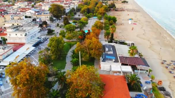 Panorama da Asprovalta com vários edifícios e vegetação. Costa do mar Egeu. Dia ensolarado. Grécia — Vídeo de Stock