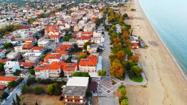 Panoráma az Asprovalta több épülettel és zölddel. Égei-tengeri part. Napsütéses nap. Görögország — Stock videók