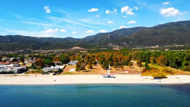 Panorama da Asprovalta com vários edifícios e vegetação, colinas verdes no fundo. Costa do mar Egeu. Dia ensolarado. Grécia — Vídeo de Stock