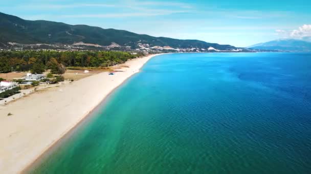 全景的Asprovalta与绿色，绿色的山丘为背景。爱琴海海岸。沿着镇上的长滩阳光灿烂的日子。希腊 — 图库视频影像