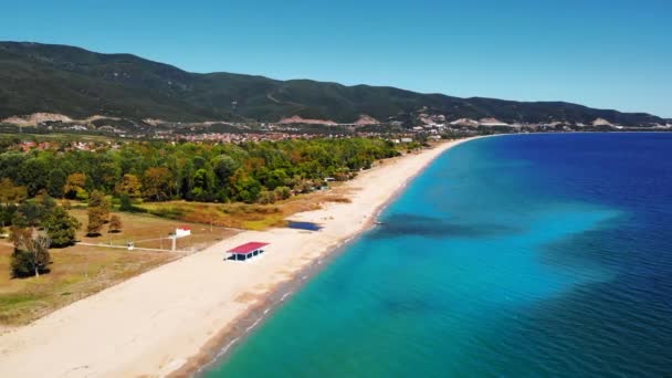 Vista de Asprovalta desde el dron. Asprovalta y vegetación, larga playa a lo largo de la ciudad. Agua azul del mar Egeo. Colinas verdes en el fondo. Países Bajos — Vídeos de Stock