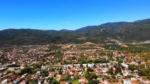 Pohled na Asprovaltu z dronu. Budovy a zeleň. Zelené kopce na pozadí. Řecko — Stock video