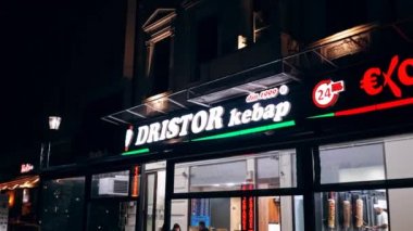 BUCHAREST, ROMANIA - 21 Kasım 2020: Gece yarısı Kebap Kafe 'de cep yemeği yemek ve içeride çalışmak