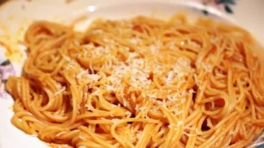 Sosisli ve peynirli spagetti.