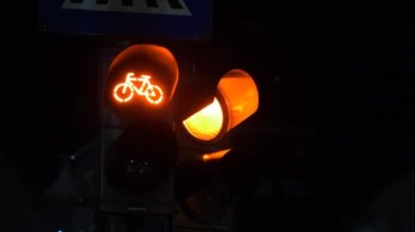 Romanya 'nın Bükreş kentinde gece yarısı üzerinde bisiklet logosu bulunan iki kırmızı trafik ışığı