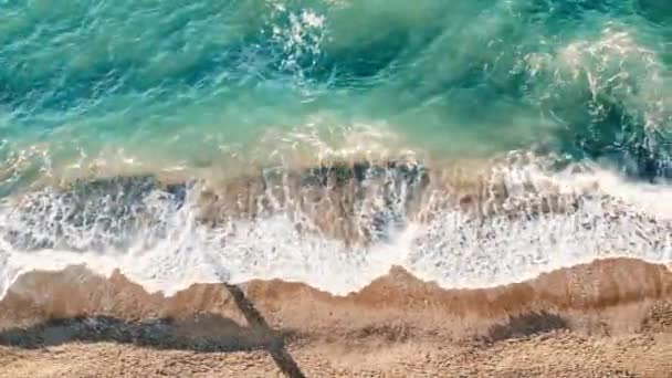 View of sea coast from the top. Rough sea, waves with foam. Camera moving along the beach — Stock Video
