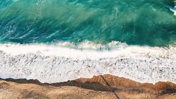 Vista della costa del mare dall'alto. Mare mosso, onde con schiuma — Video Stock