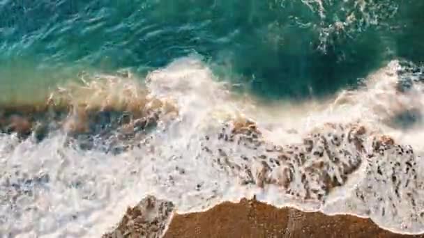 Vista da costa do mar a partir do topo. Mar agreste, ondas com espuma — Vídeo de Stock