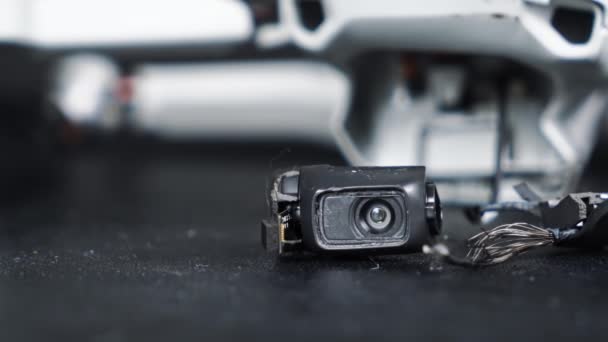 Cámara rota de un dron sobre una superficie negra — Vídeo de stock