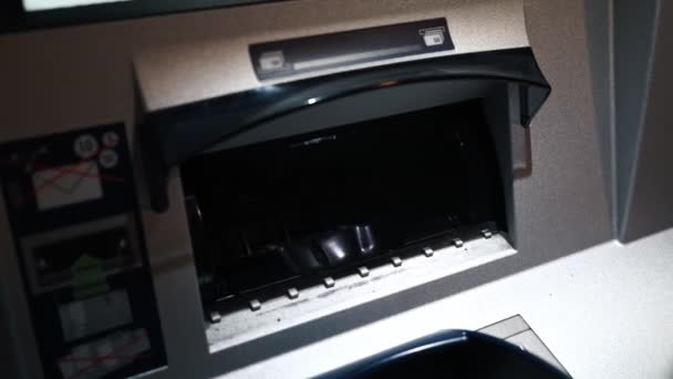 BUCHAREST, RUMUNIA - LISTOPAD 21, 2020: Człowiek wkładający pieniądze do bankomatu — Wideo stockowe