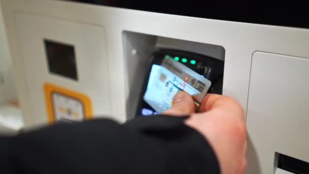 БУХАРЕСТ, Румыния - 21 НОЯБРЯ 2020: Человек использует бесконтактную оплату кредитной картой в терминале — стоковое видео