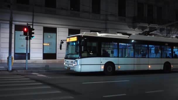 BUCHAREST, ROMANIA - 21 NOVEMBRE 2020: Spostare il filobus sulla strada di notte con illuminazione — Video Stock