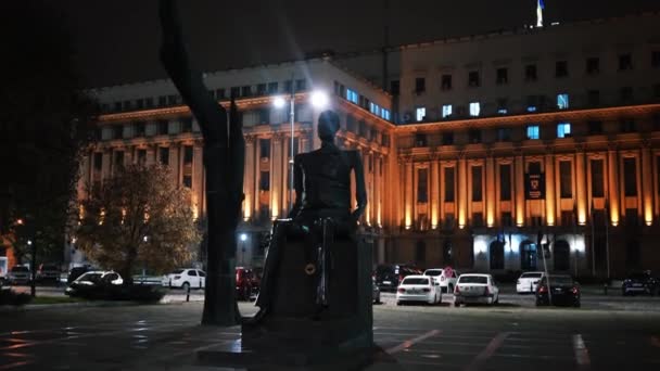 ΒΟΥΚΟΥΡΕΣΤΙ, ΡΟΥΜΑΝΙΑ - 21 ΝΟΕΜΒΡΙΟΥ 2020: Υπουργείο Εσωτερικών τη νύχτα με το μνημείο του Iuliu Maniu και σταθμευμένα αυτοκίνητα μπροστά του — Αρχείο Βίντεο