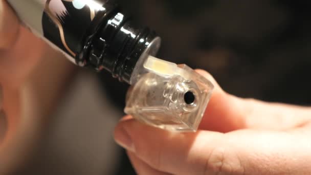 Recipiente de enchimento para vaporização com um líquido transparente — Vídeo de Stock