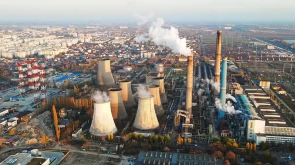 Elektriciteitscentrale met veel buizen en faciliteiten in Boekarest bij zonsondergang, veel schuim. Stadsgezicht, uitzicht vanaf de drone, Roemenië — Stockvideo