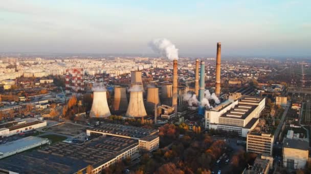 Σταθμός παραγωγής ενέργειας με πολλούς σωλήνες και εγκαταστάσεις στο Βουκουρέστι το ηλιοβασίλεμα, πολύ αφρό. Cityscape, θέα από το drone, Ρουμανία — Αρχείο Βίντεο