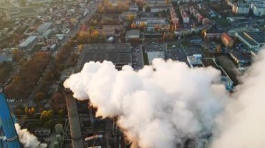 Gün batımında Bükreş 'te bir sürü tüp ve tesisi olan bir elektrik santrali, bir sürü köpük. Şehir manzarası, insansız hava aracı, Romanya