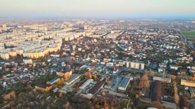 Bükreş kenti, birden fazla bina, yol, öndeki sanayi tesisi, Romanya İHA 'nın panorama manzarası