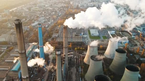 Central eléctrica con muchos tubos e instalaciones en Bucarest al atardecer, mucha espuma. Paisaje urbano, vista desde el dron, Rumania — Vídeos de Stock