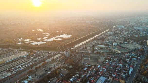Cityscape του Βουκουρεστίου το ηλιοβασίλεμα, λίμνες σε ένα πάρκο και οικιστικά κτίρια, δρόμους, κανάλι νερού. Θέα από το drone, πανοραμική θέα, Ρουμανία — Αρχείο Βίντεο