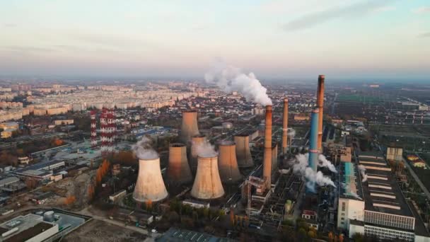 Central elétrica com um monte de tubos e instalações em Bucareste ao pôr do sol, um monte de espuma. Cityscape, vista do drone, Roménia — Vídeo de Stock