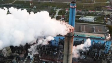 Gün batımında Bükreş 'te bir sürü tüp ve tesisi olan bir elektrik santrali. Tüpün içinden bir sürü köpük çıkıyor. Romanya İHA 'dan görüntü