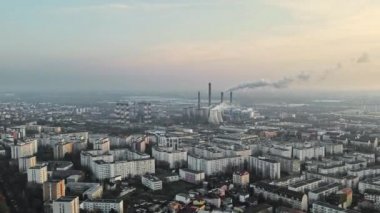 Bükreş 'in insansız hava aracı şehri, sıra sıra konut binaları, sisli termik istasyon ve diğer yerler, ekoloji fikri, Romanya