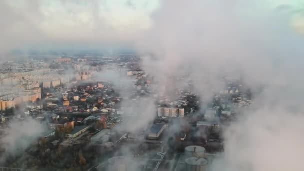 Stadtbild von Bukarest, mehrere Gebäude, Straßen, Industrieanlagen im Vordergrund, Rundumblick von der Drohne, die durch den Schaum fliegt, Rumänien — Stockvideo